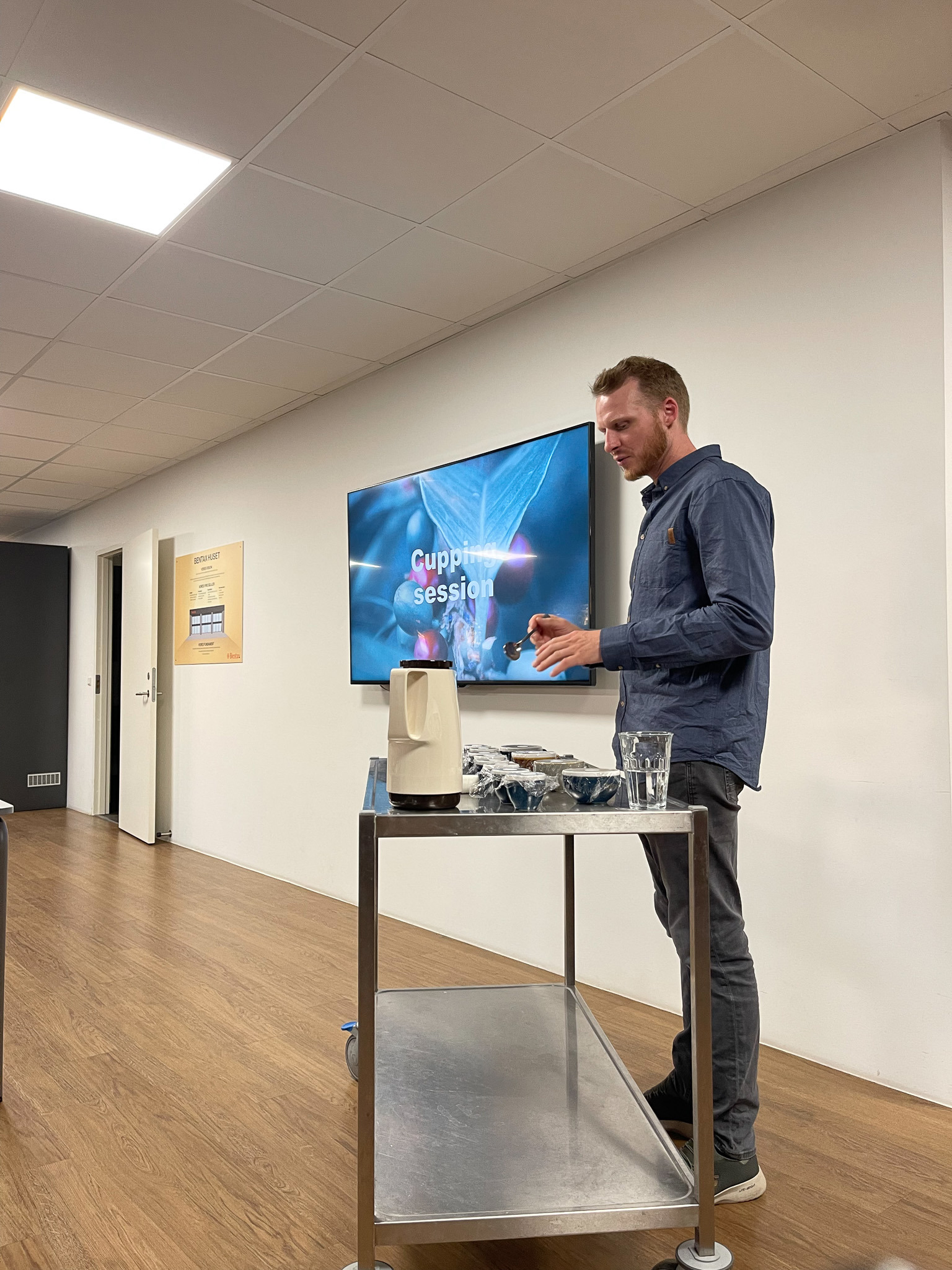 Daniel underviser i valg af kaffebønner hos Bentax