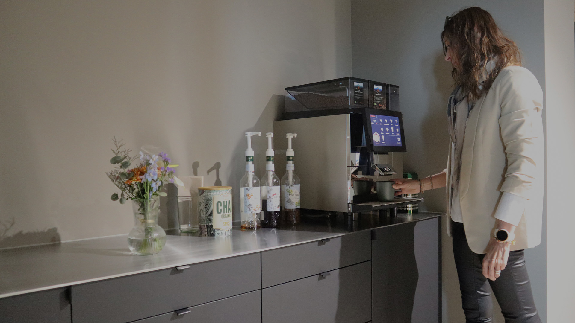 liza henter en kop kaffe