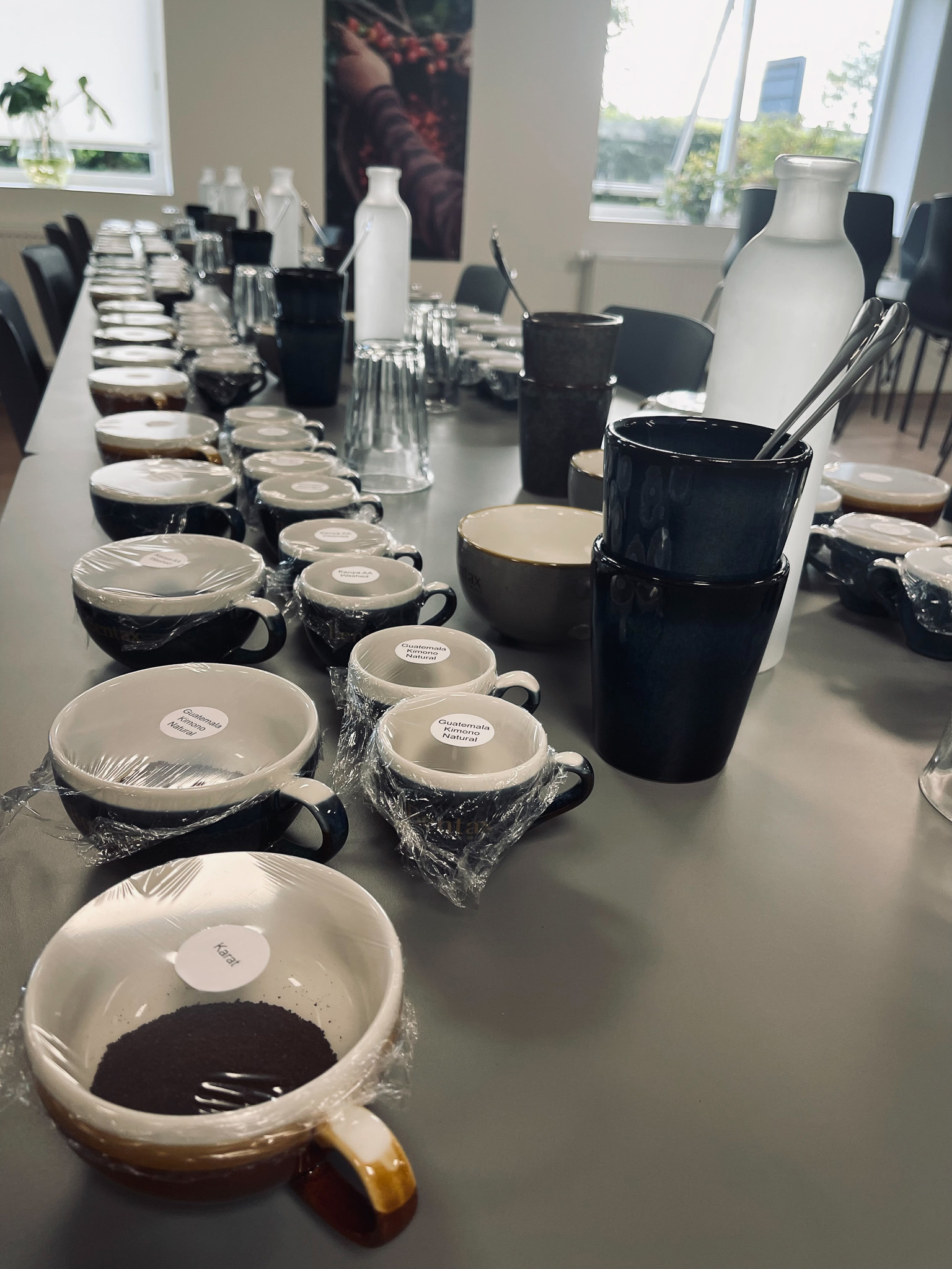 kaffekopper stilles på et bord hos Bentax