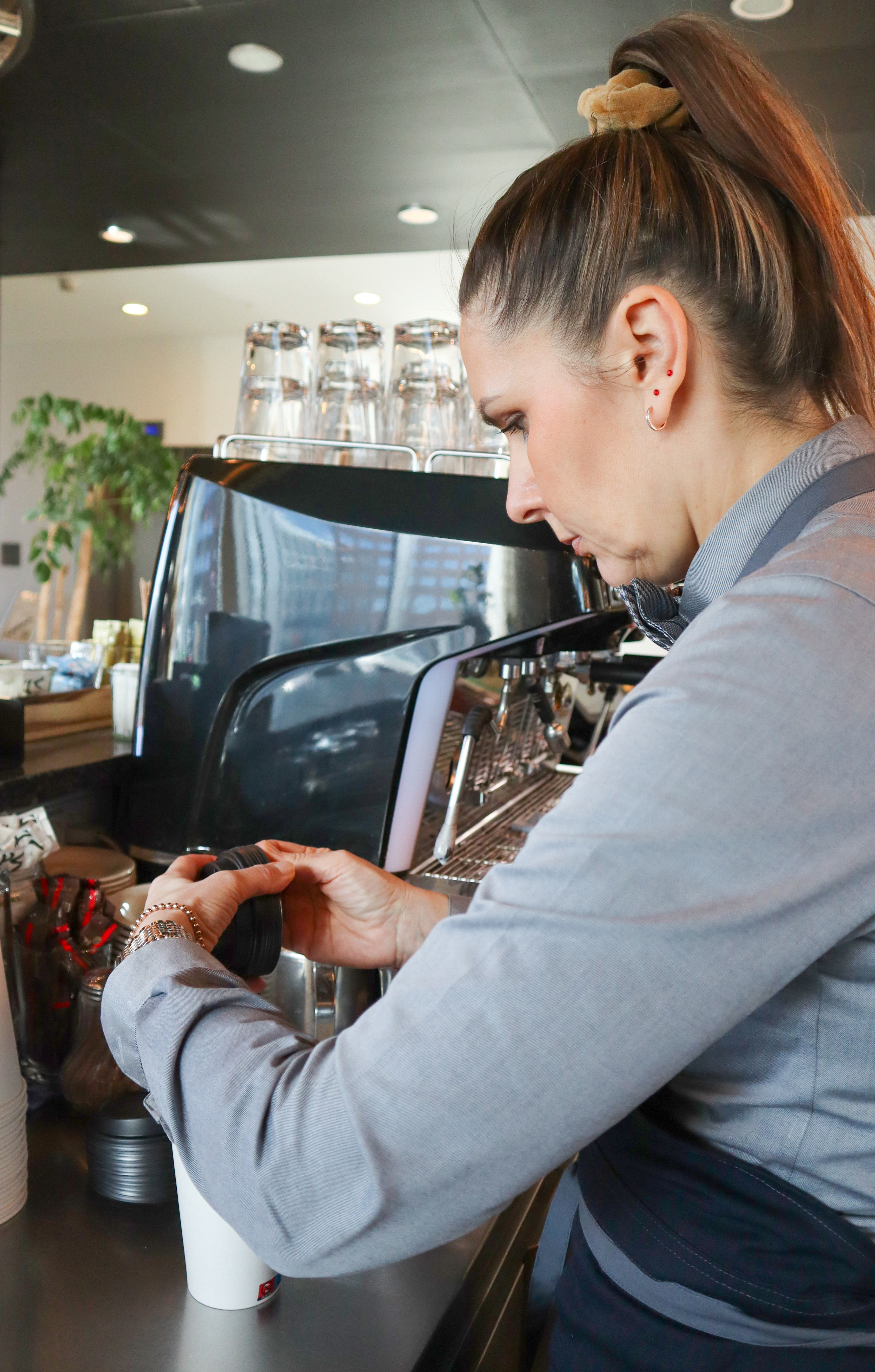 En barista der laver en kop kaffe