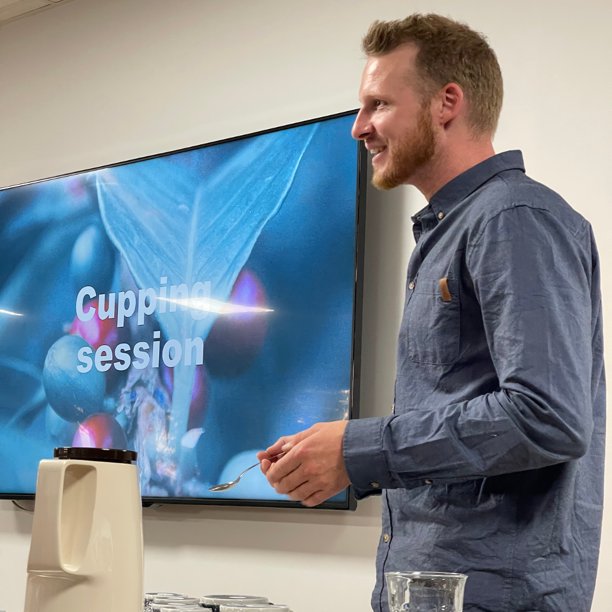 Daniel står og underviser om kaffe hos Bnetax