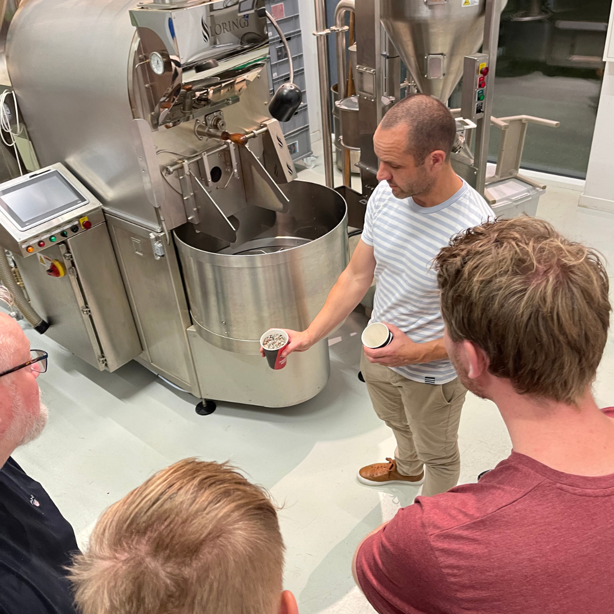 Lars giver en grundig introduktion til deltagerne i Bentax risteri 