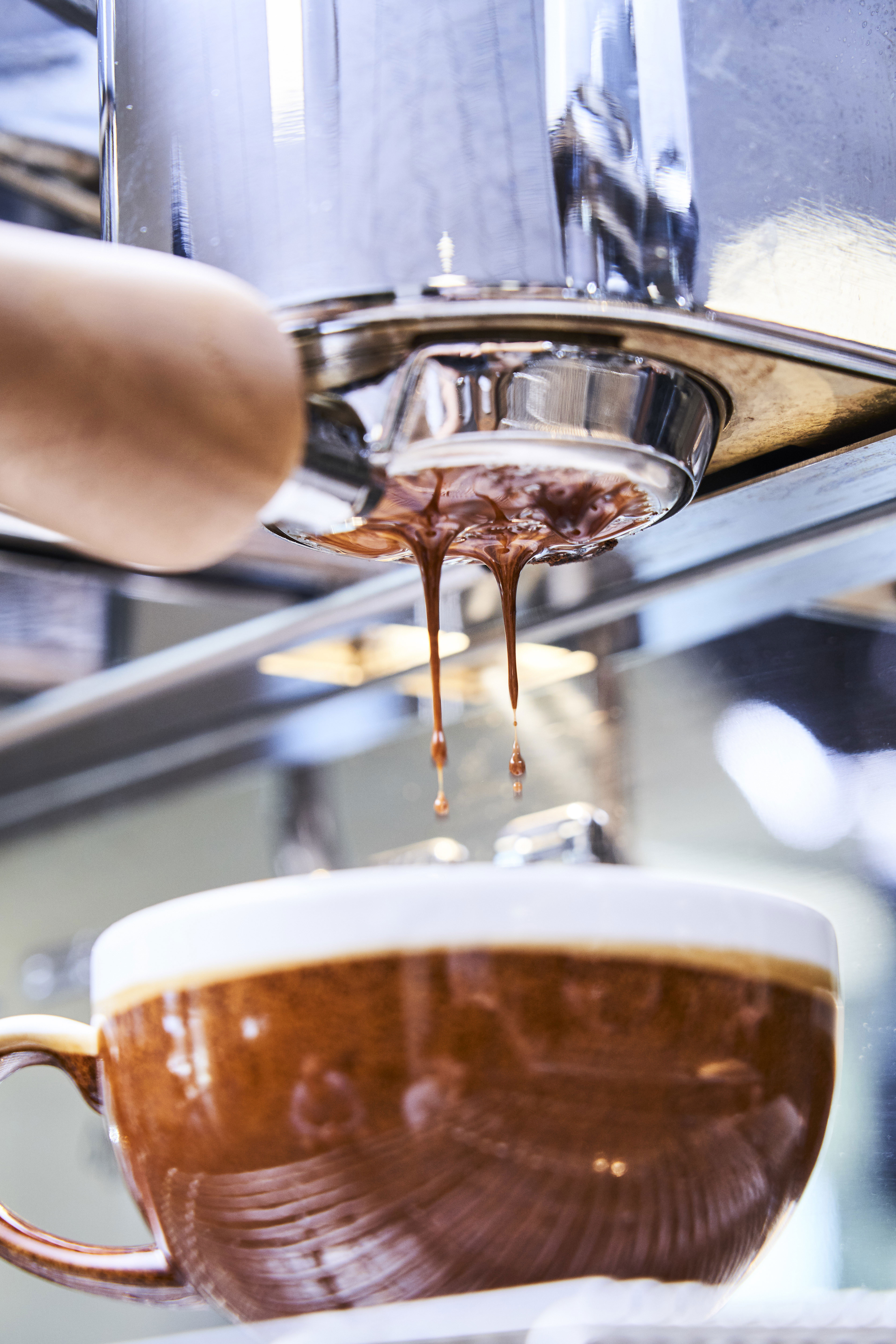 Espresso brygges på en professionel Faema espressomaskine til friskbrygget kaffe.