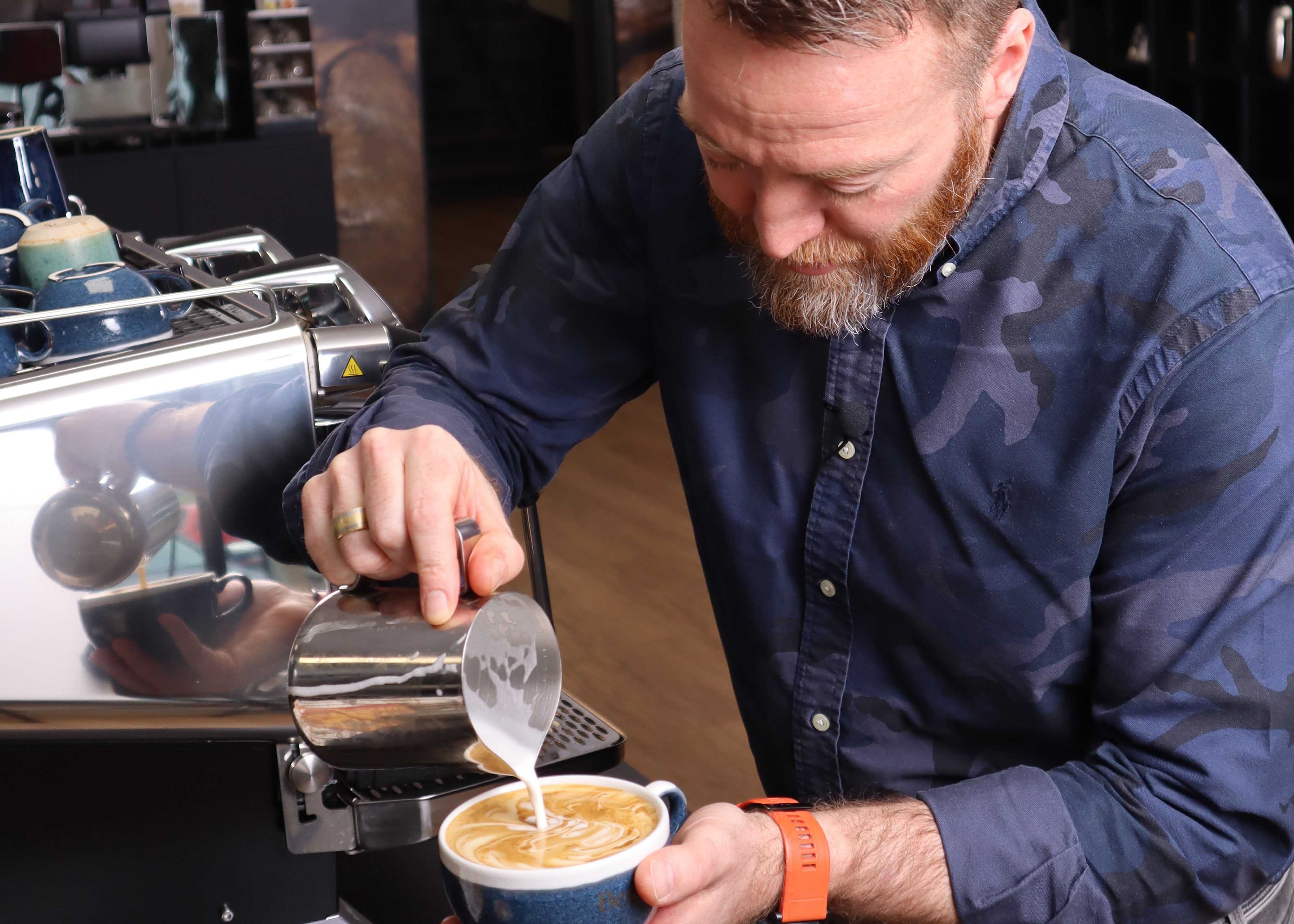 Barista laver latteart