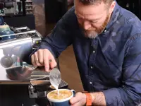 Barista laver latteart
