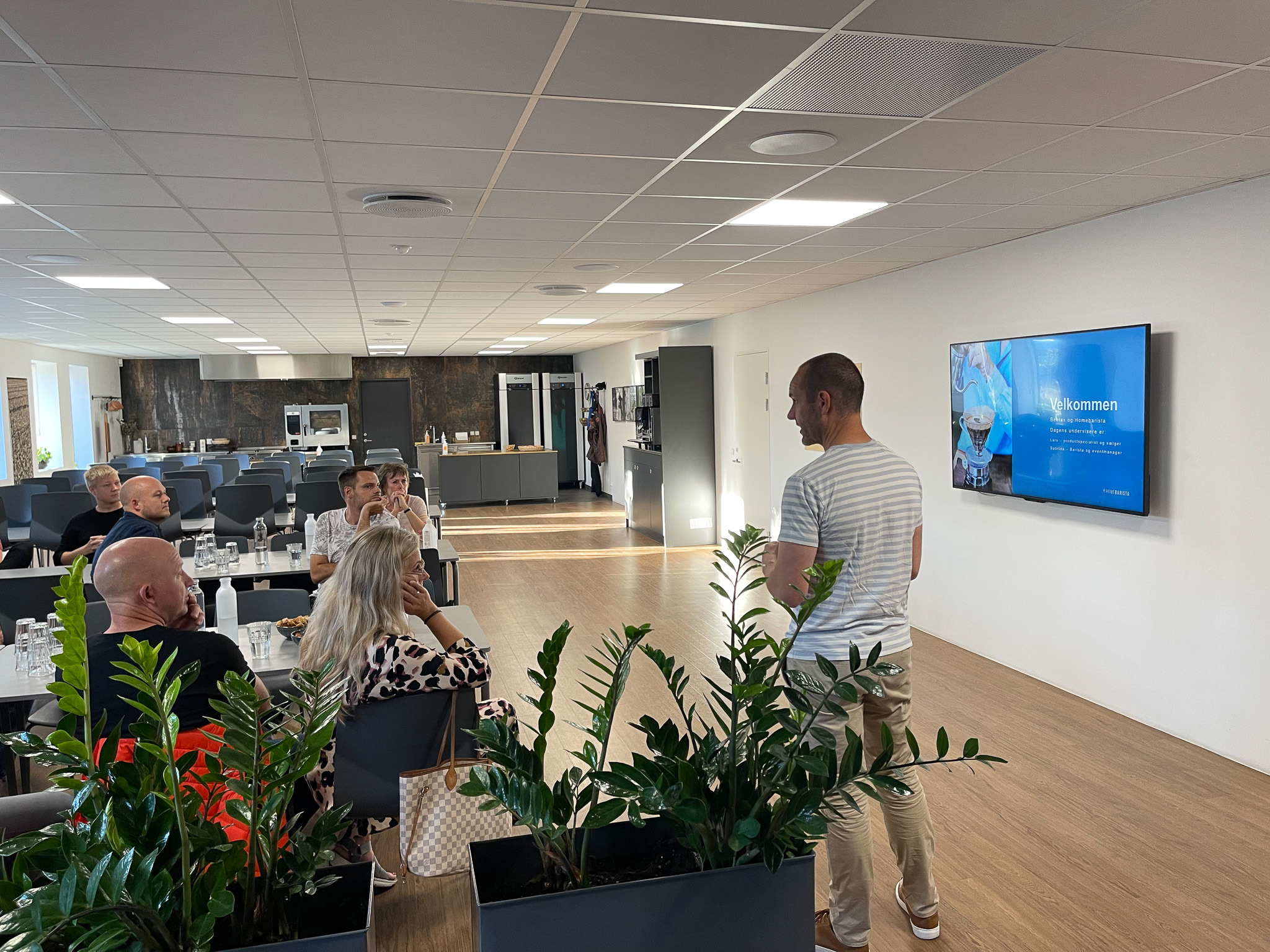 Lars er sammen med nogle af deltagerne på et kursus hos Bentax