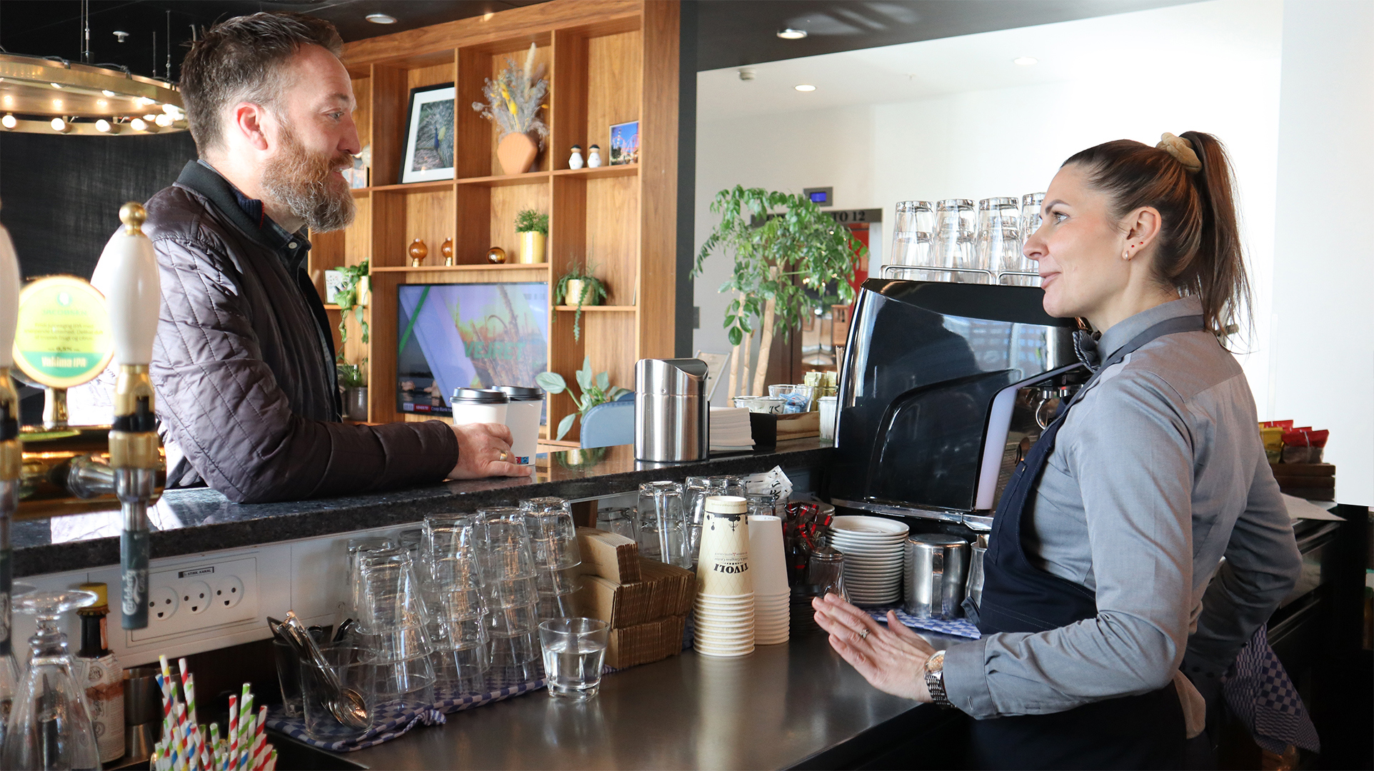 en barista tager i mod en kunde i Tivoli