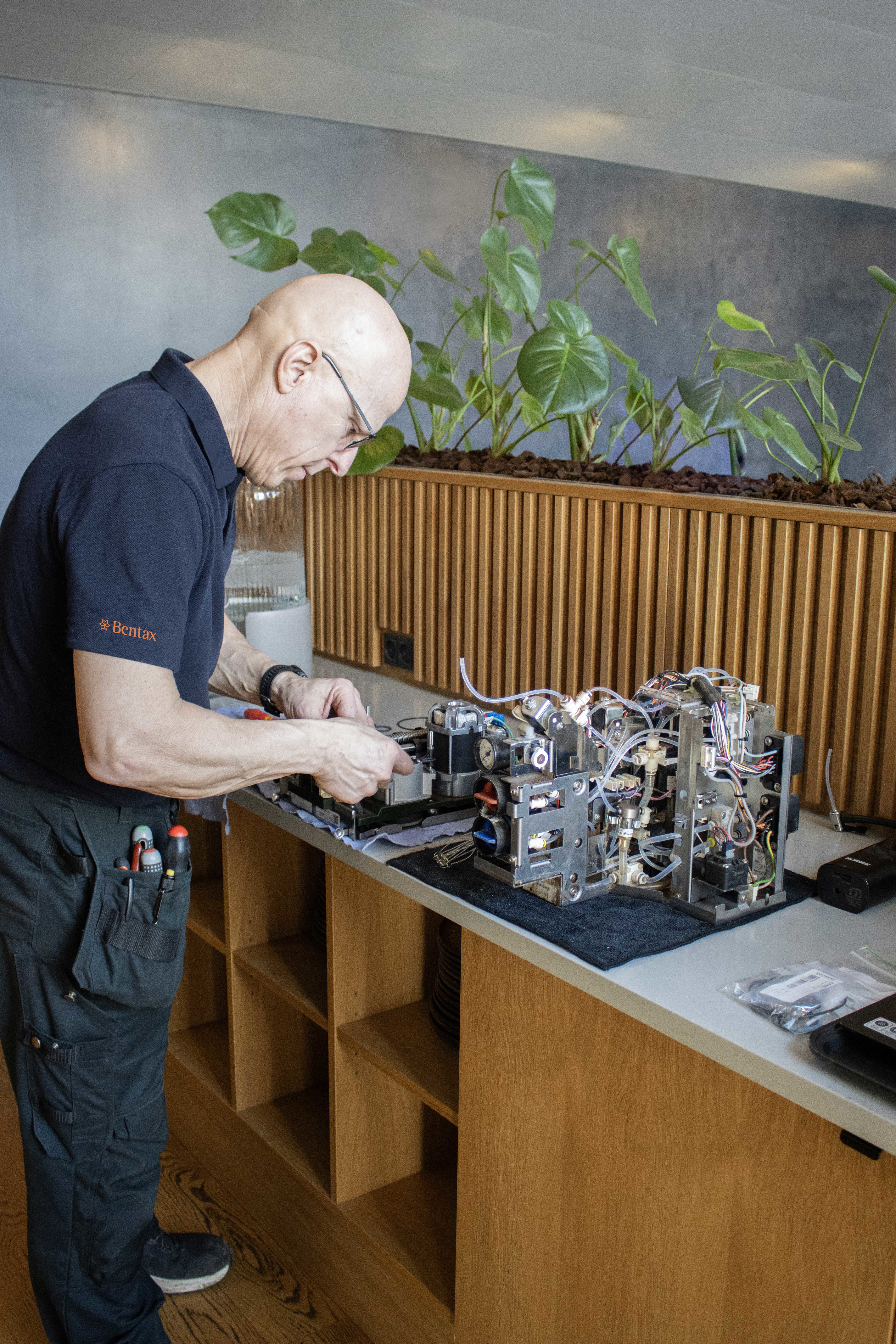 Tekniker Kjeld Red Web