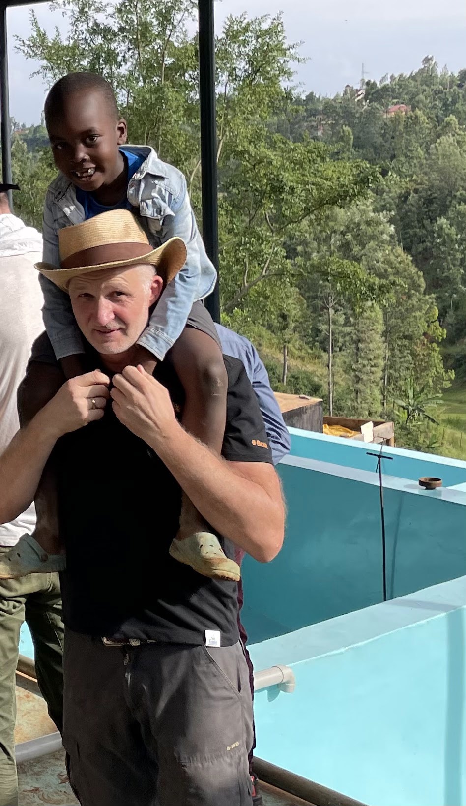 Søren med en dreng på skulderne 