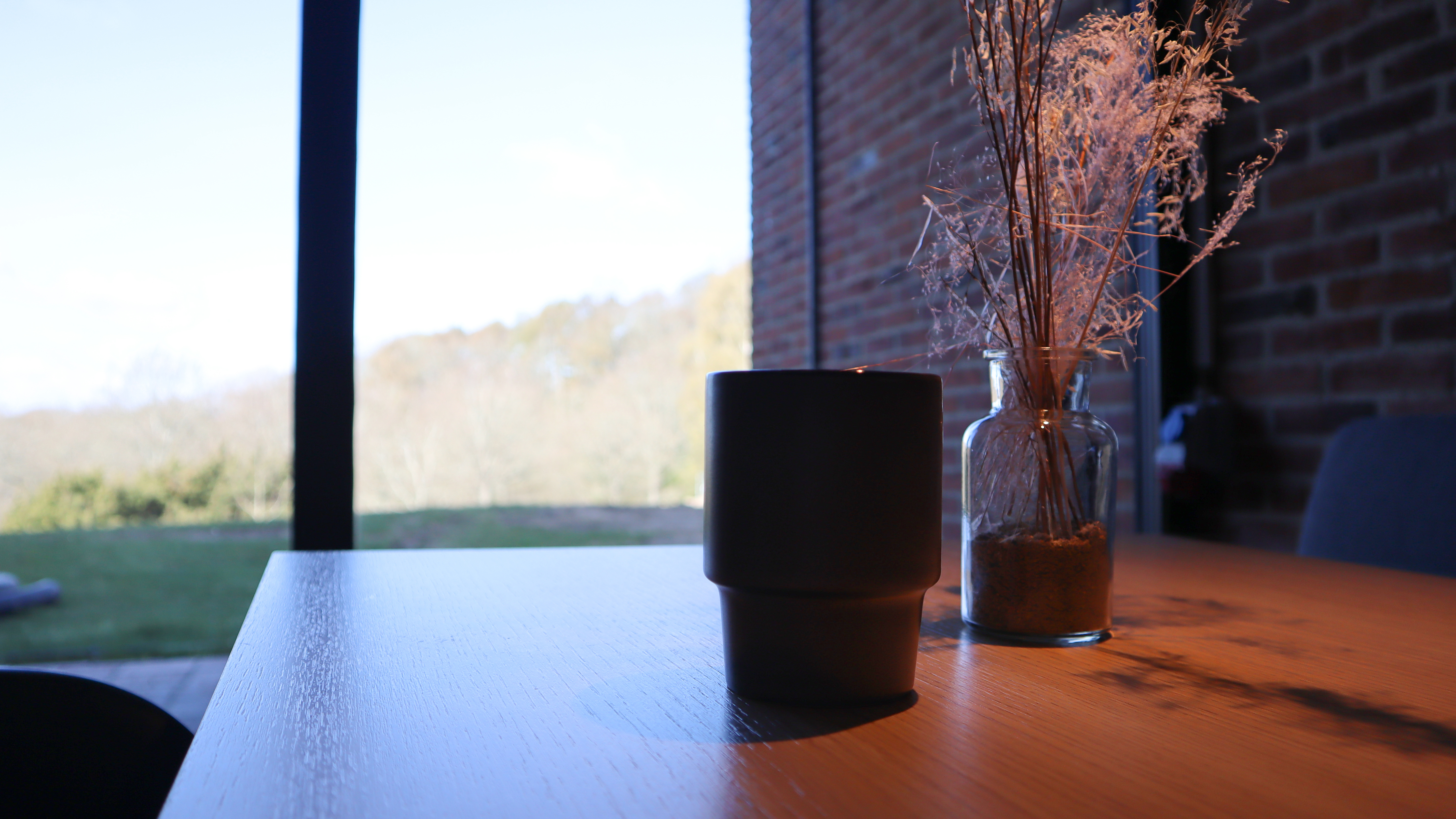 En kop kaffe på et bord med landskab udsigt