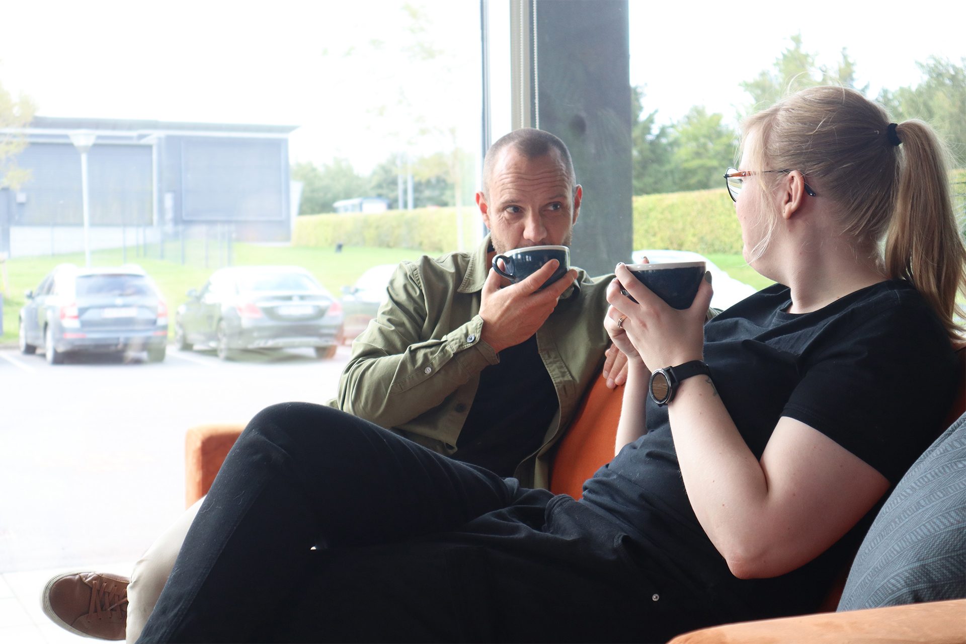 To mennesker drikke kaffe