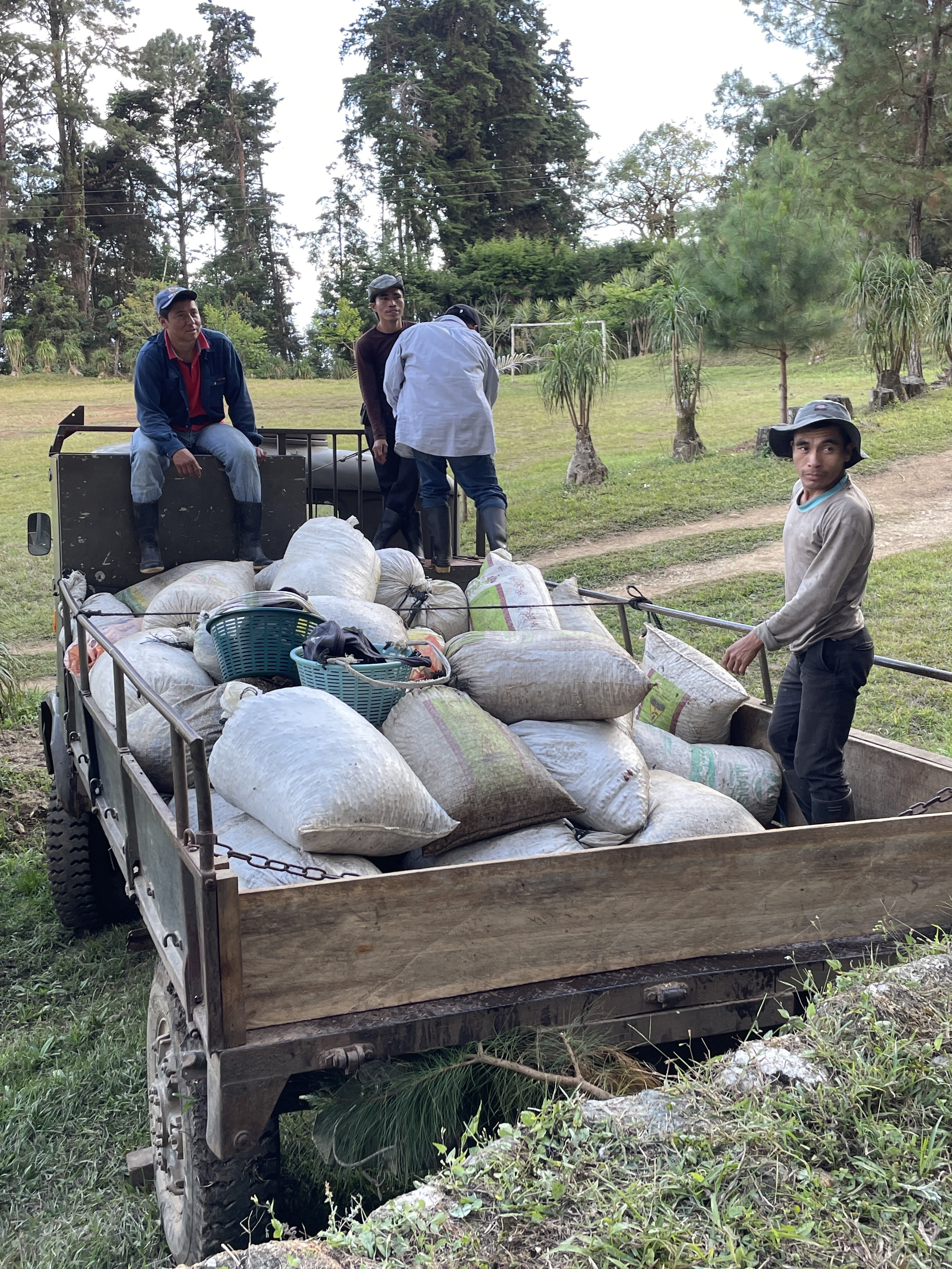 flere landmænd med kaffesækker 