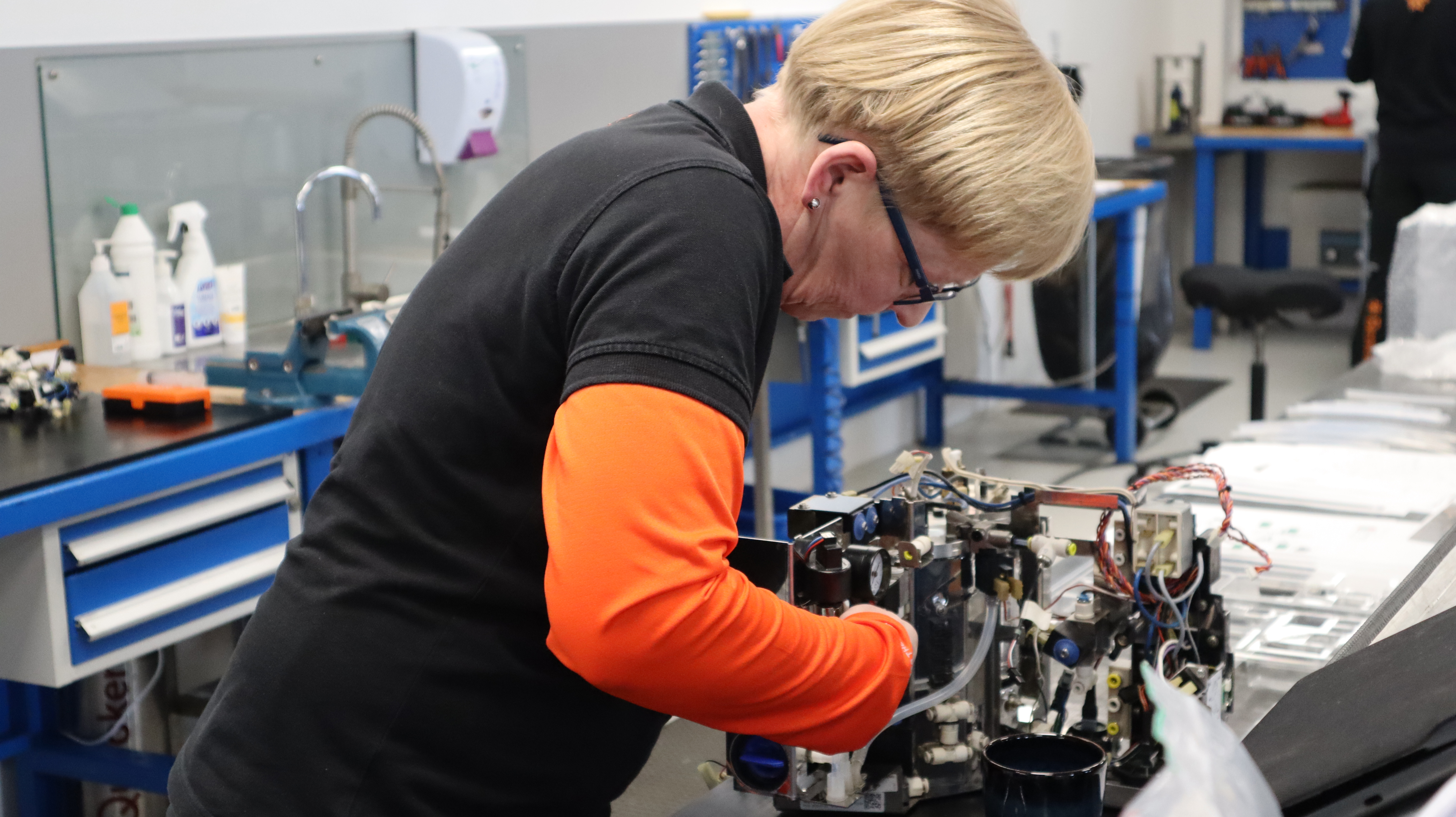 Tekniker fikser maskine