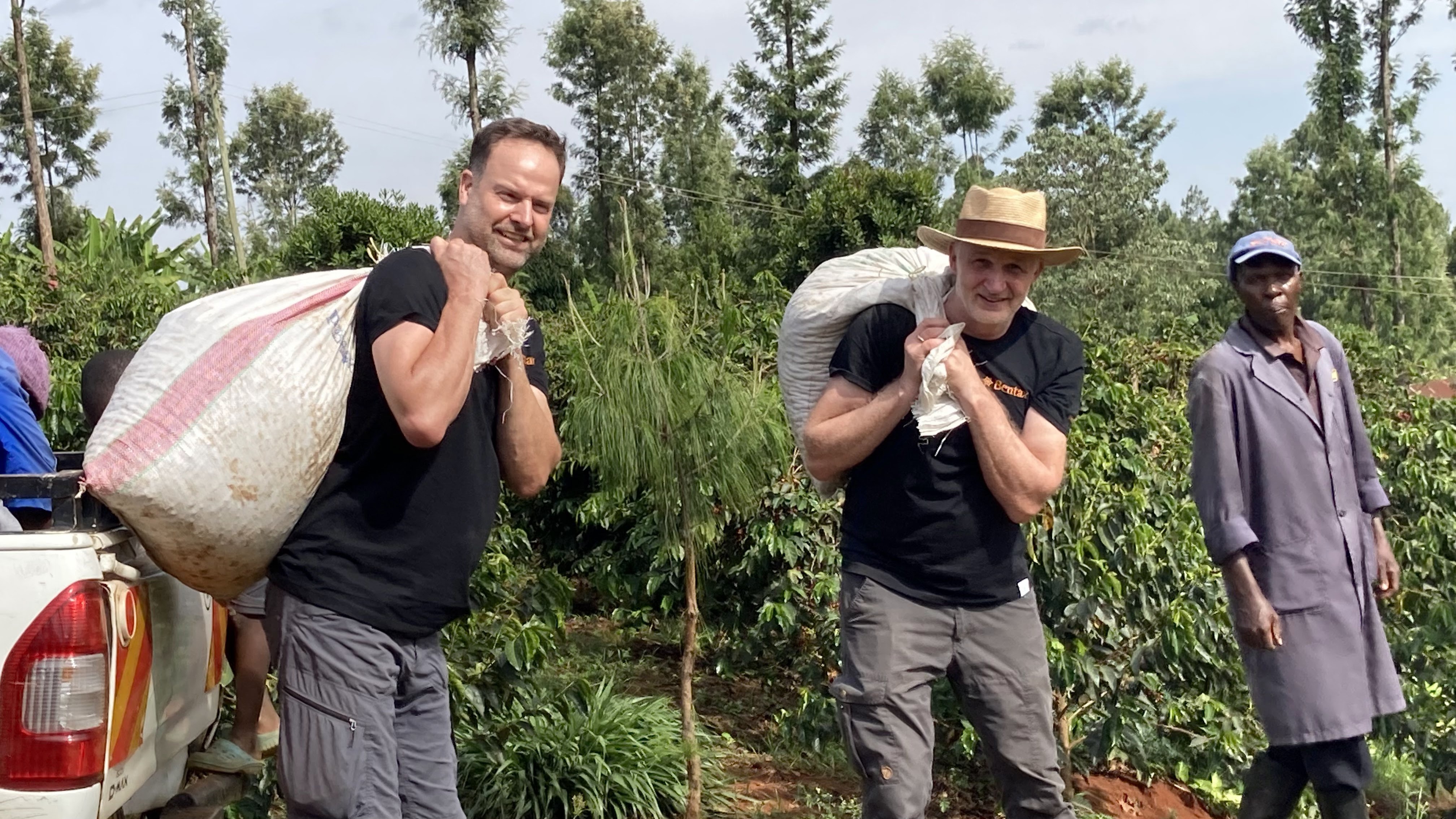 Patric og Søren bærer kaffeposer i Kenya