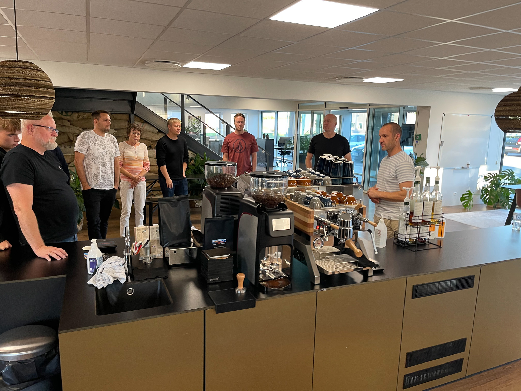 undervisning fra Bentax' showroom, hvor Lars står og underviser om Bentax' kaffe