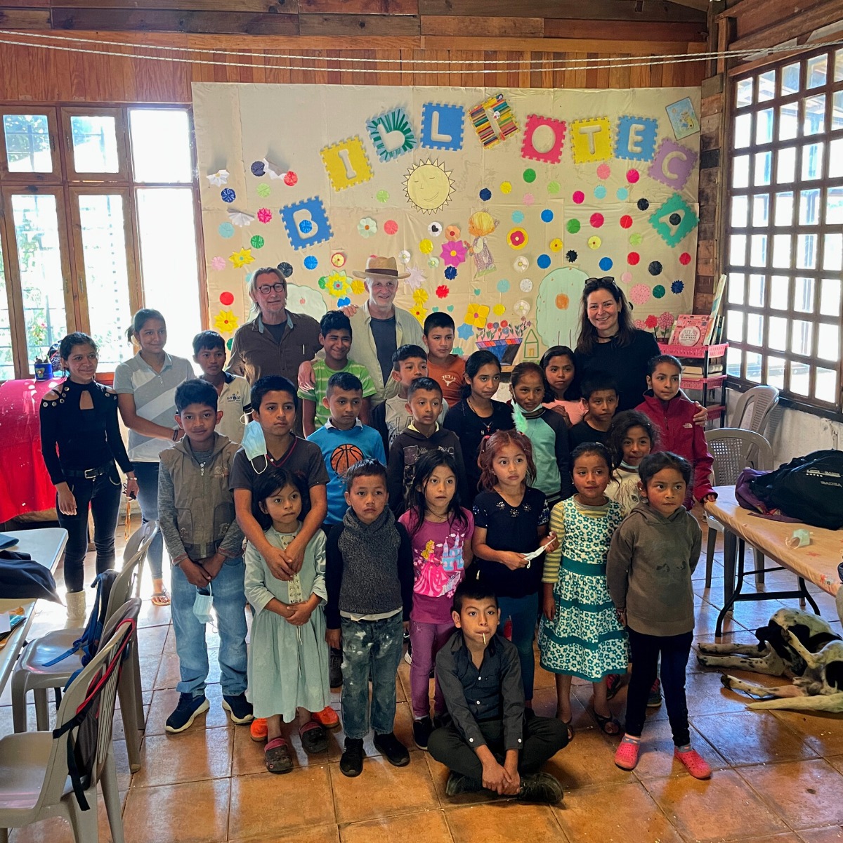 Søren og Mette besøger en skole og tager billede med børn 