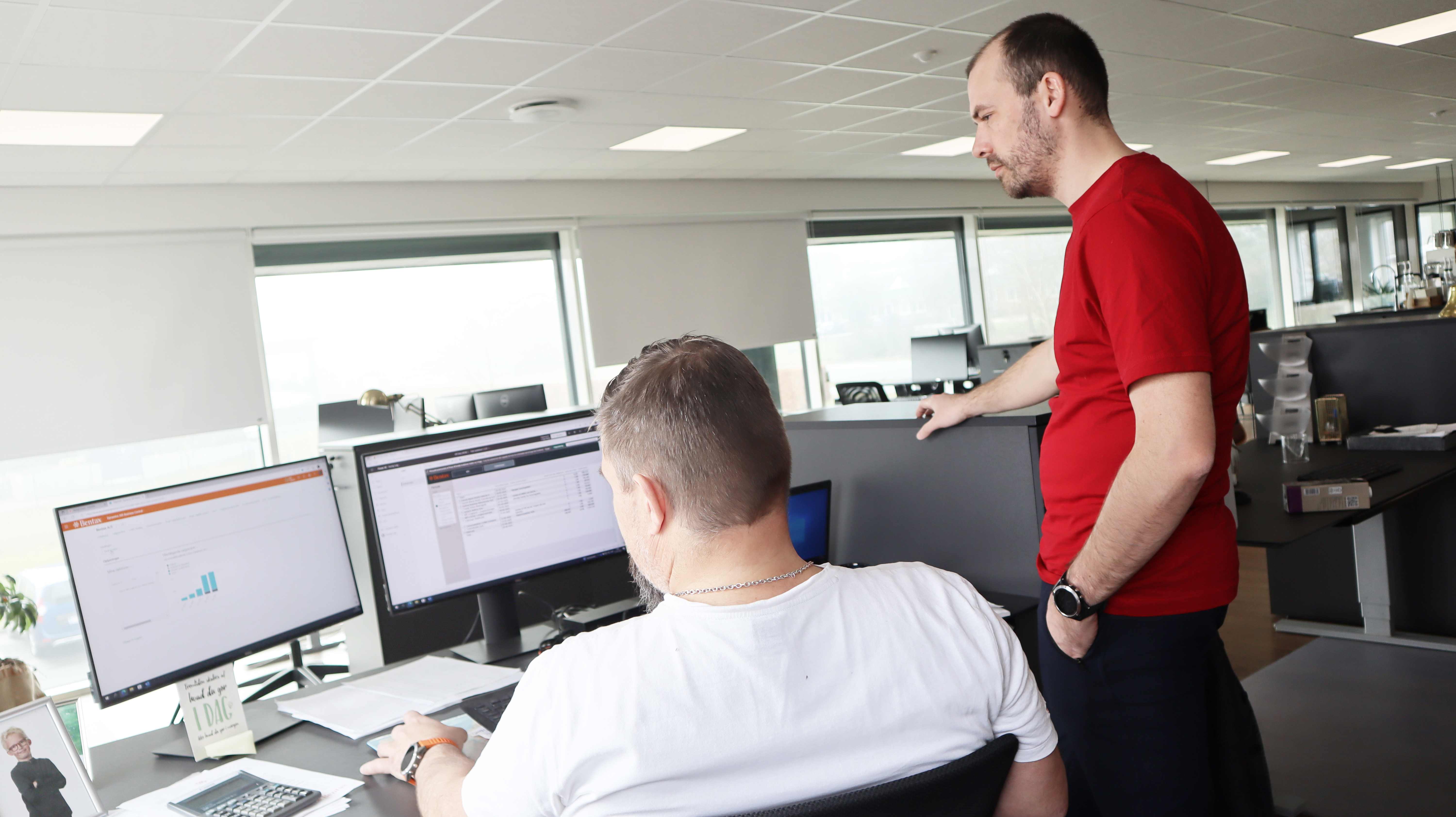 to medarbejder kigger på nogle data