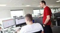 to medarbejder kigger på nogle data