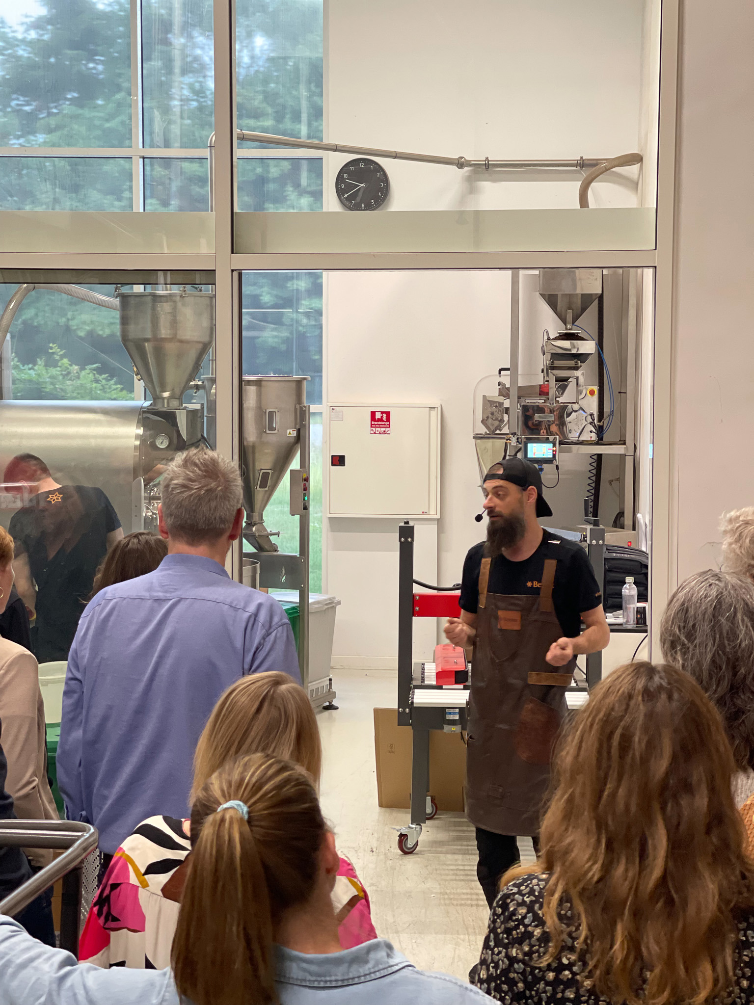 Et kursus hos Bentax, hvor deltagerne er på rundvisning i risteriet og på lageret