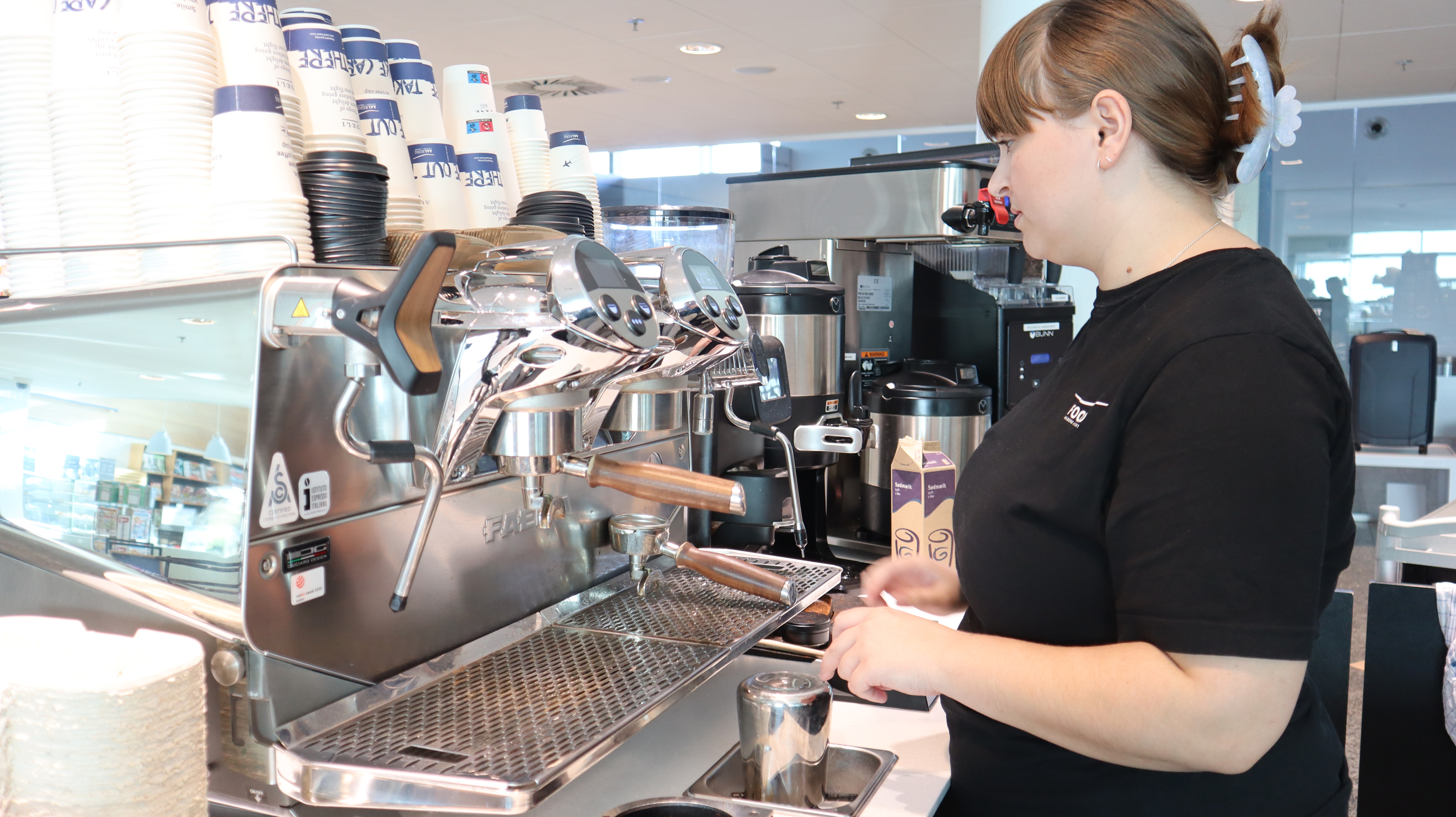 barista der står og laver kaffe